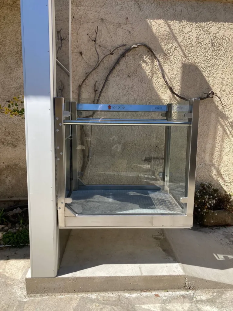 la nacelle de la plateforme verticale en mouvement avec vue de son panneau de commandes à St Cannat