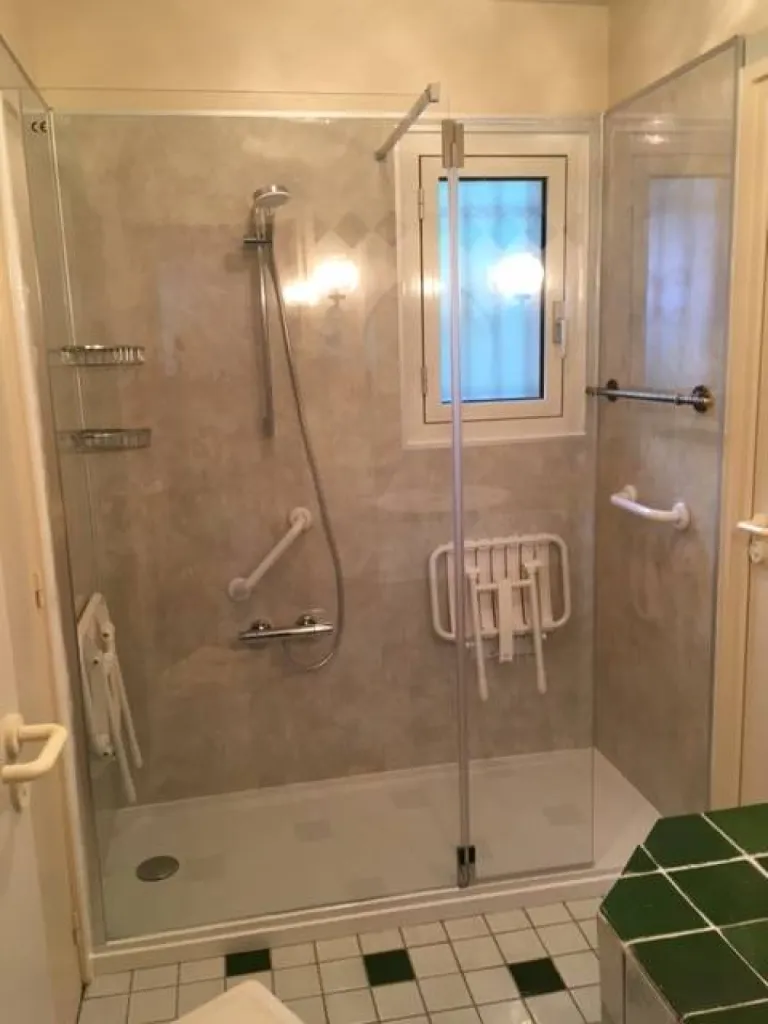 Installation remplacement baignoire par douche sénior sécurisée pas cher à Gex, Thoiry au Ferney-Voltaire et à Divonne les Bains dans l'Ain (01) Auvergne Rhône Alpes