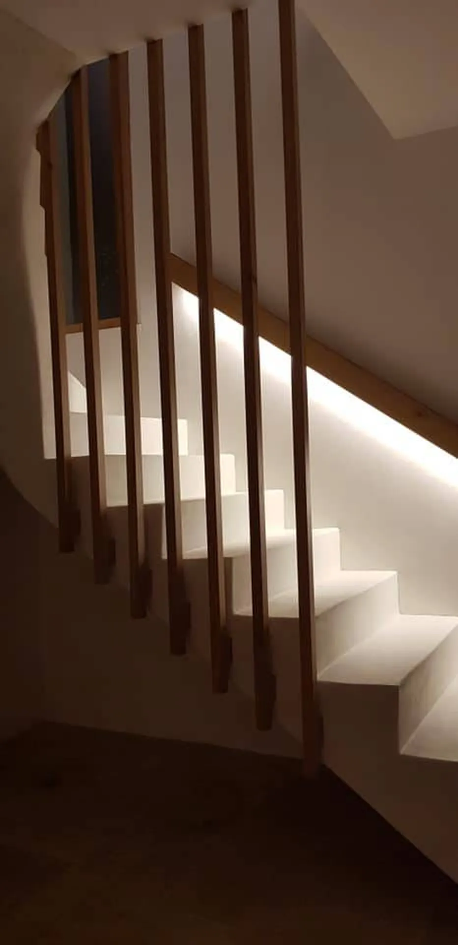 Gardes corps et mains courantes avec Leds intégrées en chêne massif à Marseille réalisés par la MENUISERIE GARCIN