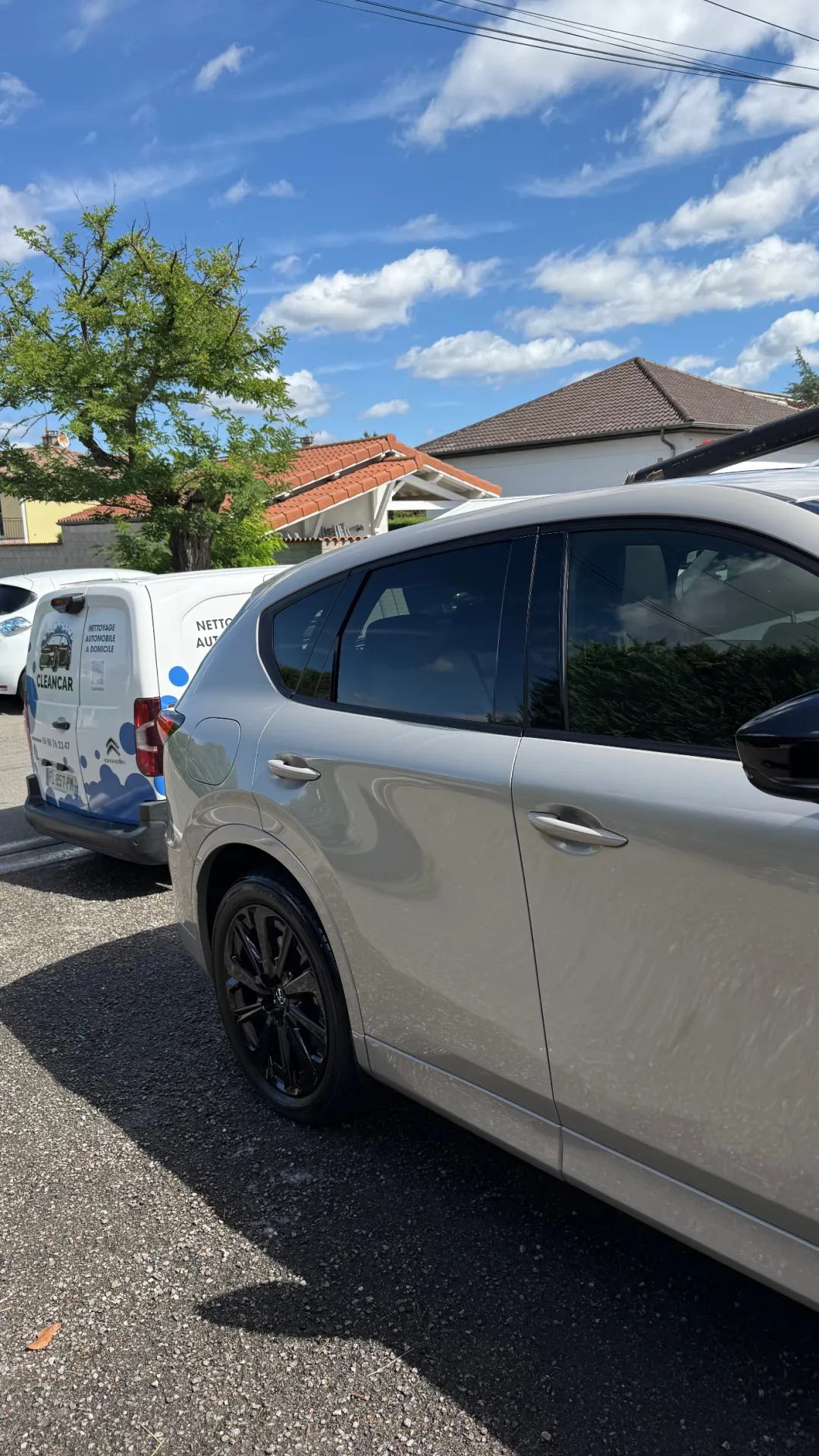 Un nettoyage intérieur/extérieur soigné pour cette Mazda à Saint-Just-Saint-Rambert