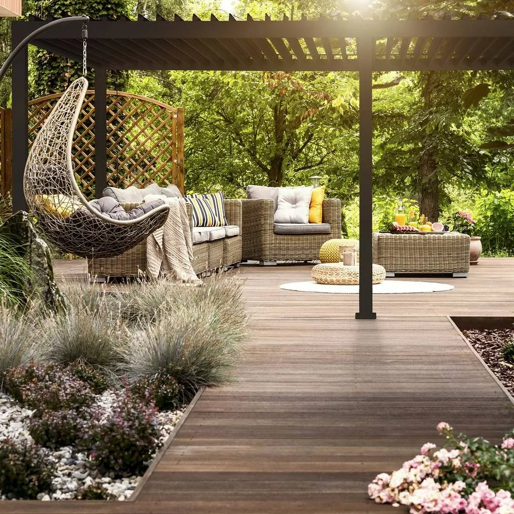 belle pergola bioclimatique à lame orientable coloris marron que se fond dans la nature à Pommier dans le beaujolais