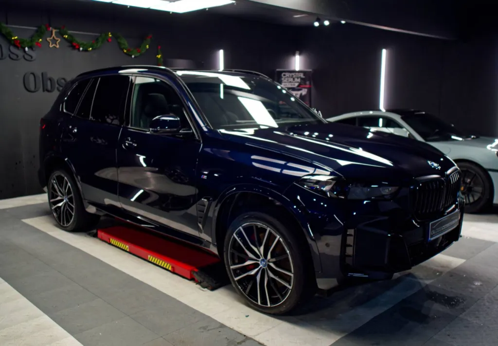 Protection optimale pour cette BMW X5 neuve grâce au film de protection PPF XPEL posé sur son bloc avant chez Gloss Obsession.