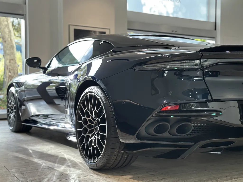 EMB detailing utilise Le Q² Infinite Base Type 1 qui est la première protection au monde à base de polysilanaze modifiée à la fluorine à Lyon