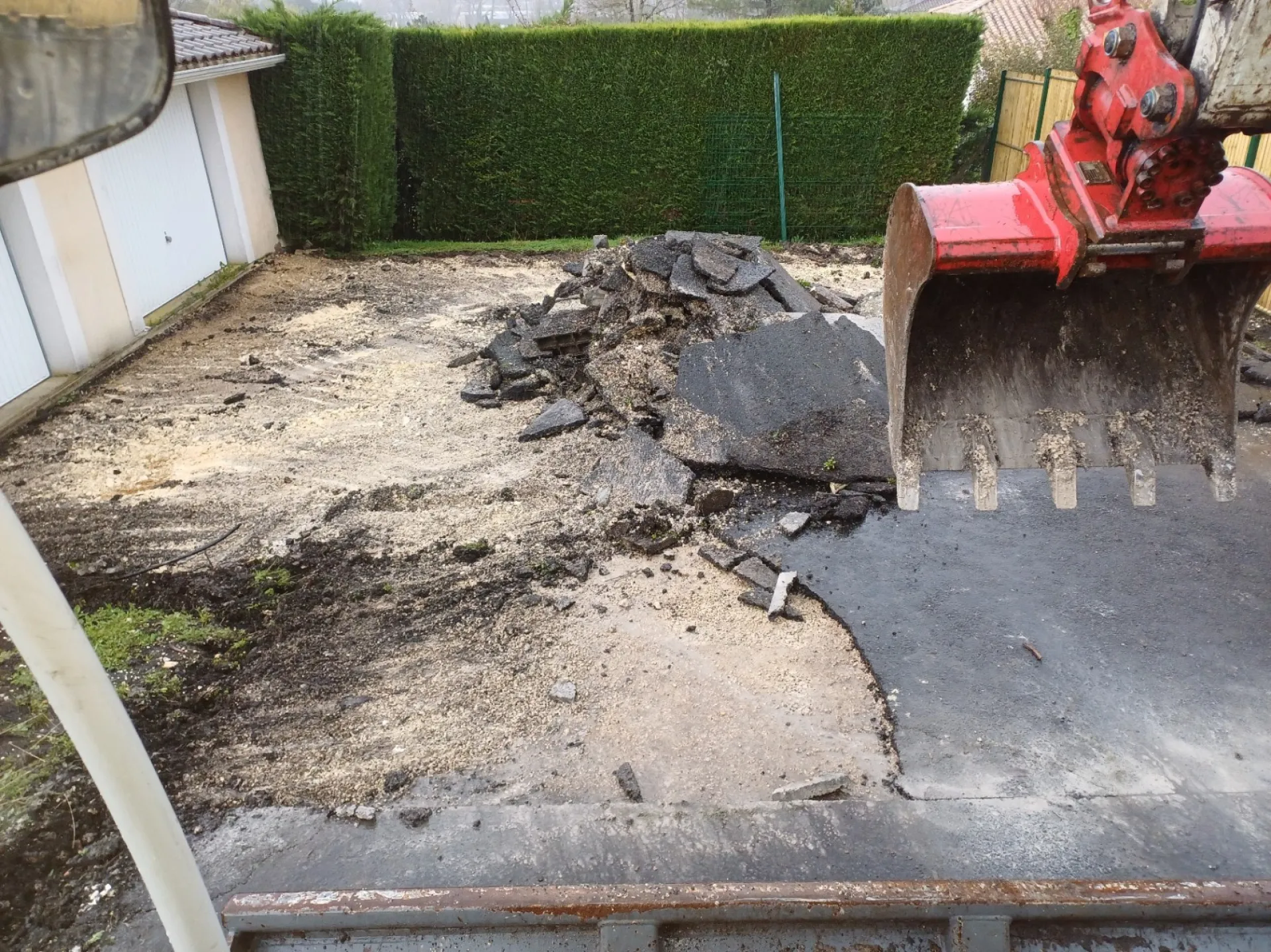 Une maison et un garage construits sur une plate-forme réalisée par les soins de l'équipe de terrassement de TTL 33 à La Brède.