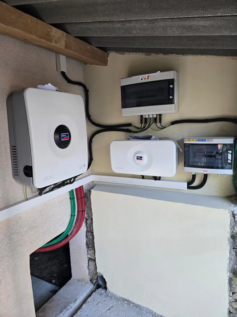Installation photovoltaïque 12 kWc avec batteries de stockage et une Backup box SMA et carport solaire à Montauroux : vers l'autonomie énergétique