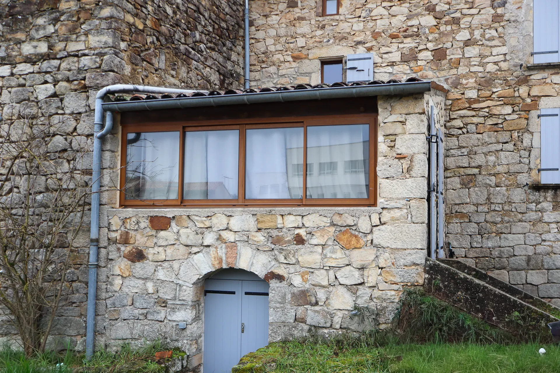 Rénovation de menuiseries d'une bâtisse en pierre à Joyeuse entre authenticité du chêne et pérennité de l'aluminium haut de gamme