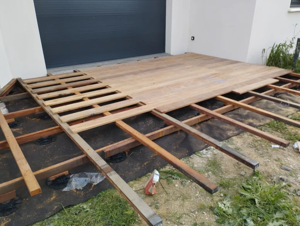 Terrasse en bois exotique Cumaru sur plots PVC un aménagement durable et élégant pour un extérieur moderne à Mauguio proche de Baillargues