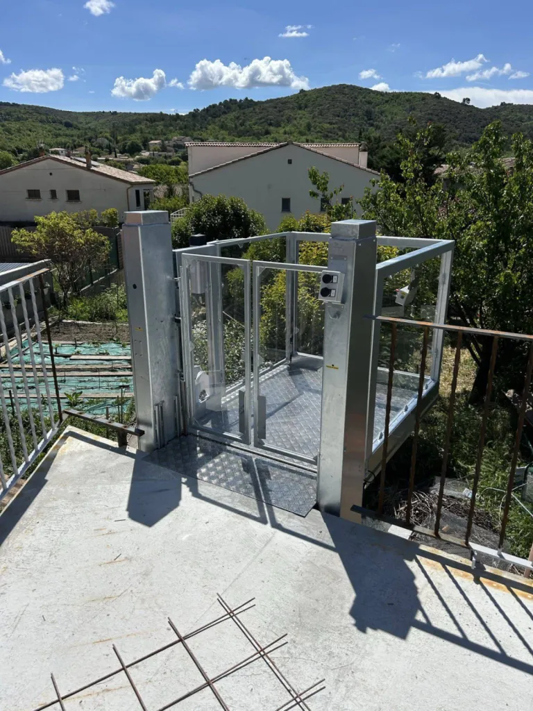 Le boîtier de commandes fonctionne tel un ascenseur pour cette plateforme verticale Strategos terminée à Oraison