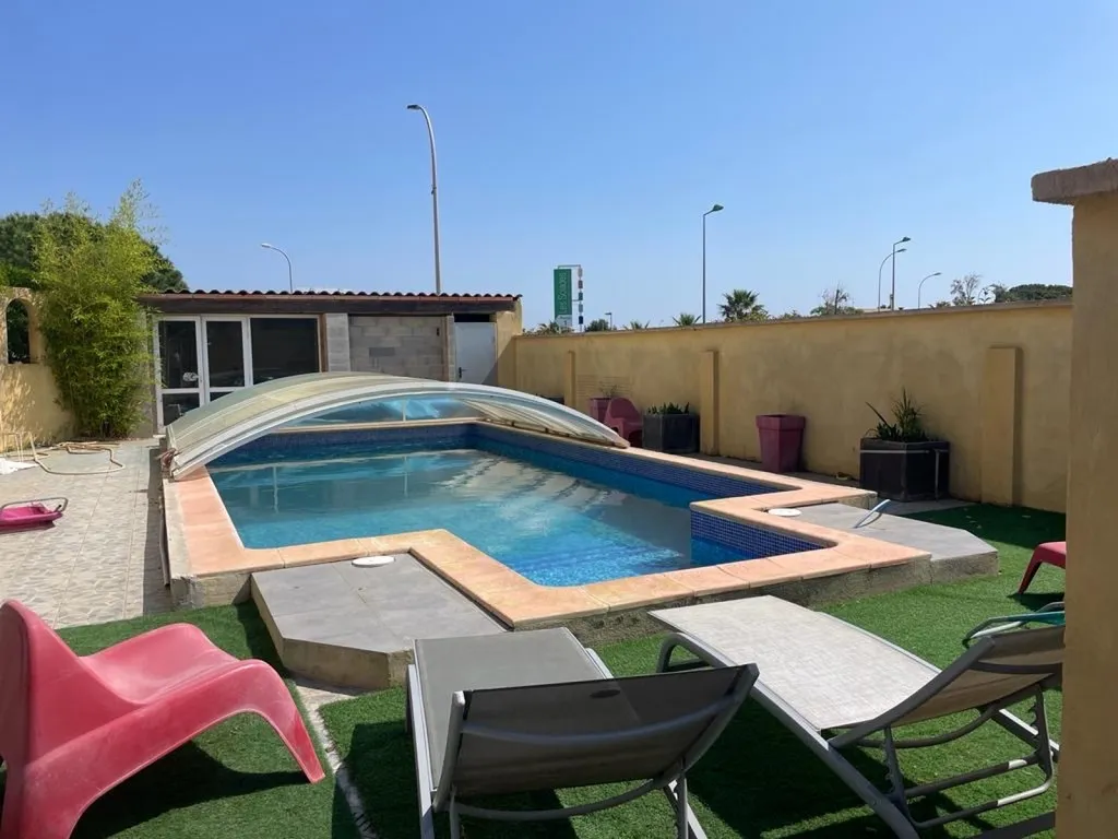 Décoration d’un porche d’entrée et d’une clôture autour d’une piscine à Rivesaltes proche de Perpignan dans les Pyrénées Orientales 