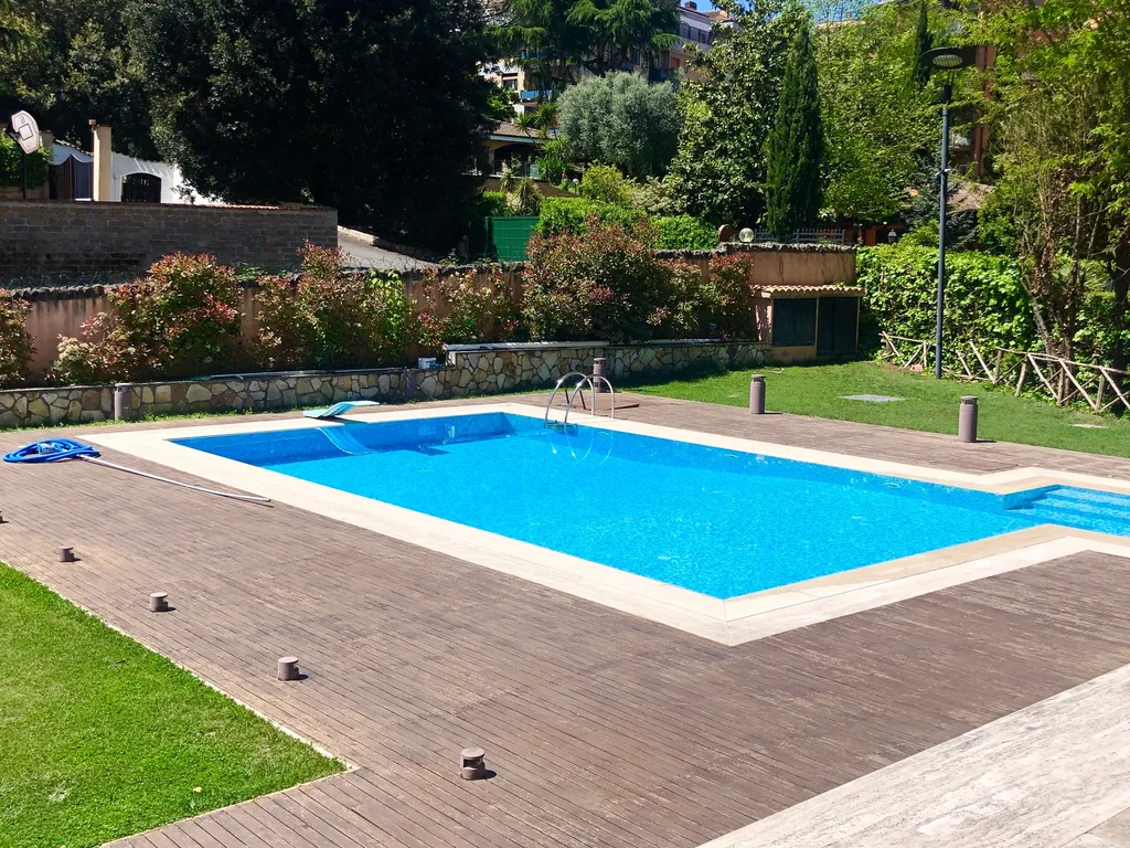 Enrochement et mise à plat de terrain à Bourg-en-Bresse pour aménagement d’accès et installation de piscine privée