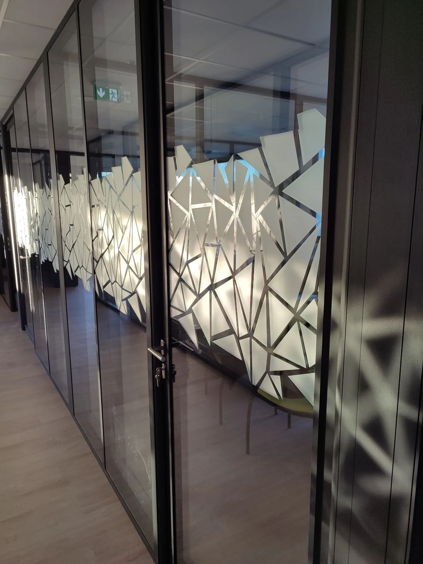 Le spécialiste des films de protection solaire et stores pour baies vitrées et fenetres de bureaux d'Entreprise dans les Bouches-du-Rhône