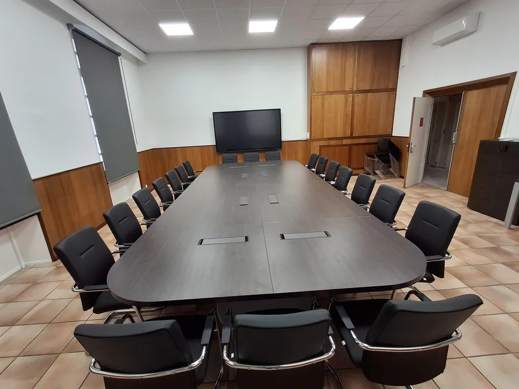 Marine nationale à Toulon : installation d'une table Della Rovere UNI de 20 places