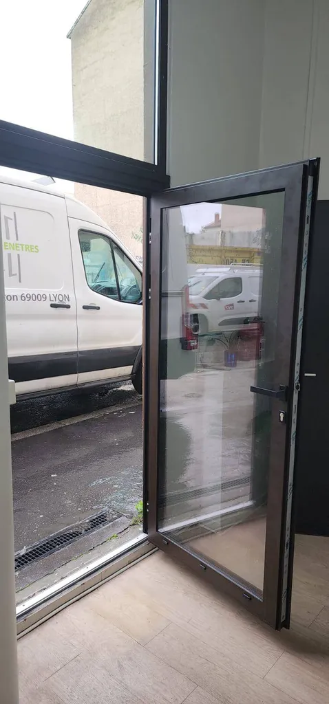 Remplacement d’une porte de magasin par une porte lourde renforcée à Lyon
