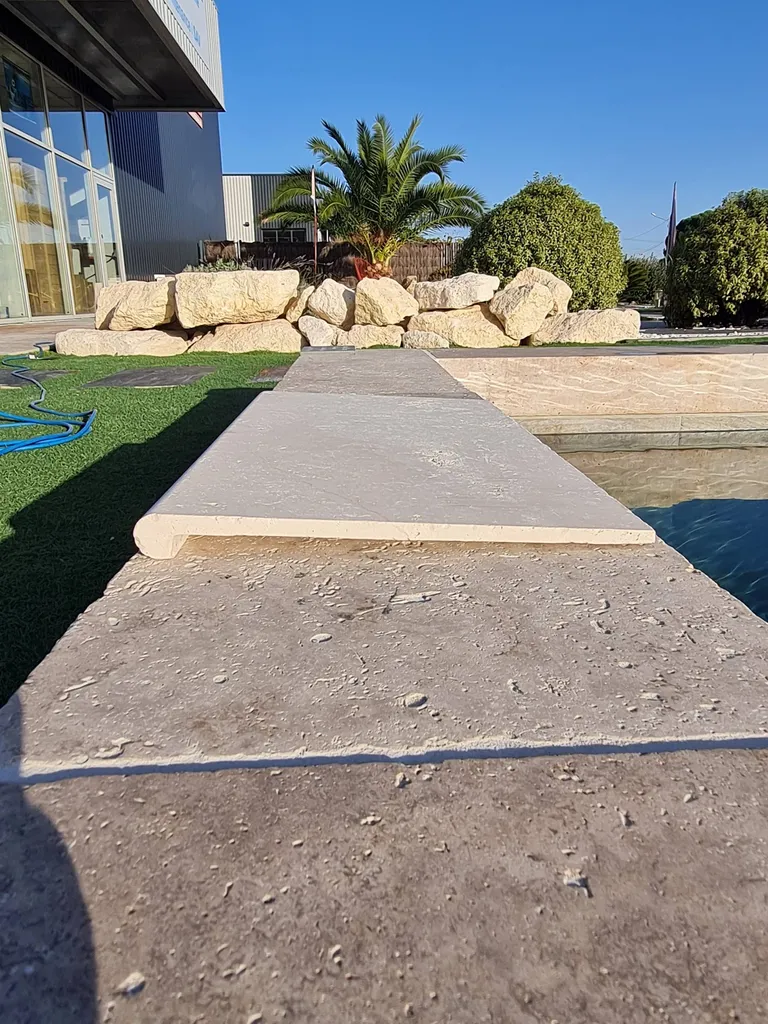 Acheter des nez de marche en travertin sur Ambarès et Lagrave