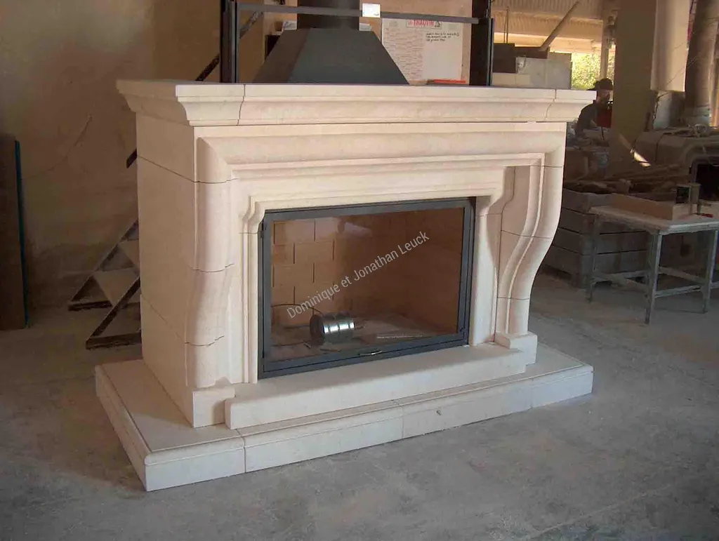 Cheminée en pierre d'Estaillades avec foyer fermé TOTEM