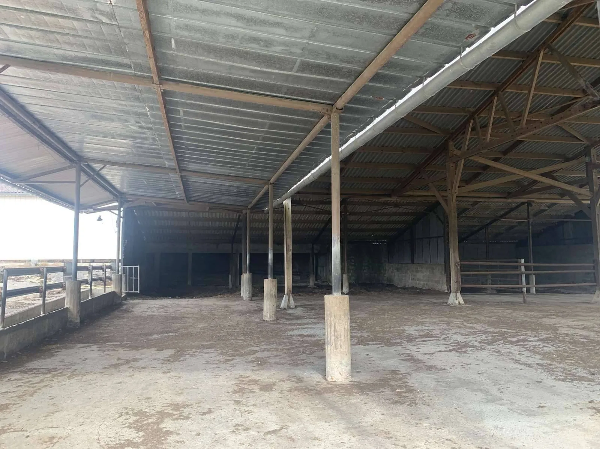 A VENDRE - Dans la région de SAINT PIERRE SUR DIVES (CALVADOS) corps de ferme avec 6 ha 90 a de terrain en bordure d'une rivière