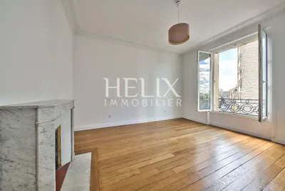 Saint Germain en Laye dans un immeuble en Pierre de taille de style Haussmannien à deux pas de la place du marché, des écoles, des commerces et du RER A.