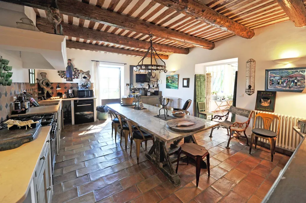 Proche Mont Ventoux,  ancienne propriété viticole à vendre avec dépendances  