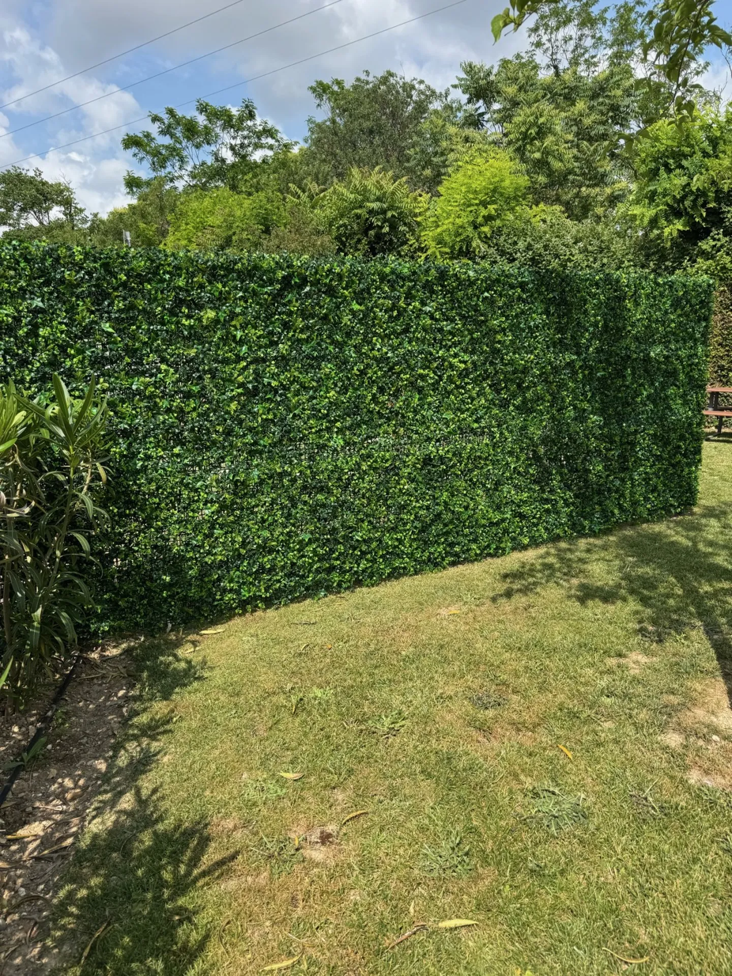 Brise vue, haie artificielle en feuillage plastique pour une société sur Venelles