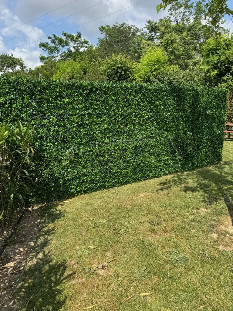 Brise vue, haie artificielle en feuillage plastique pour une société sur Venelles