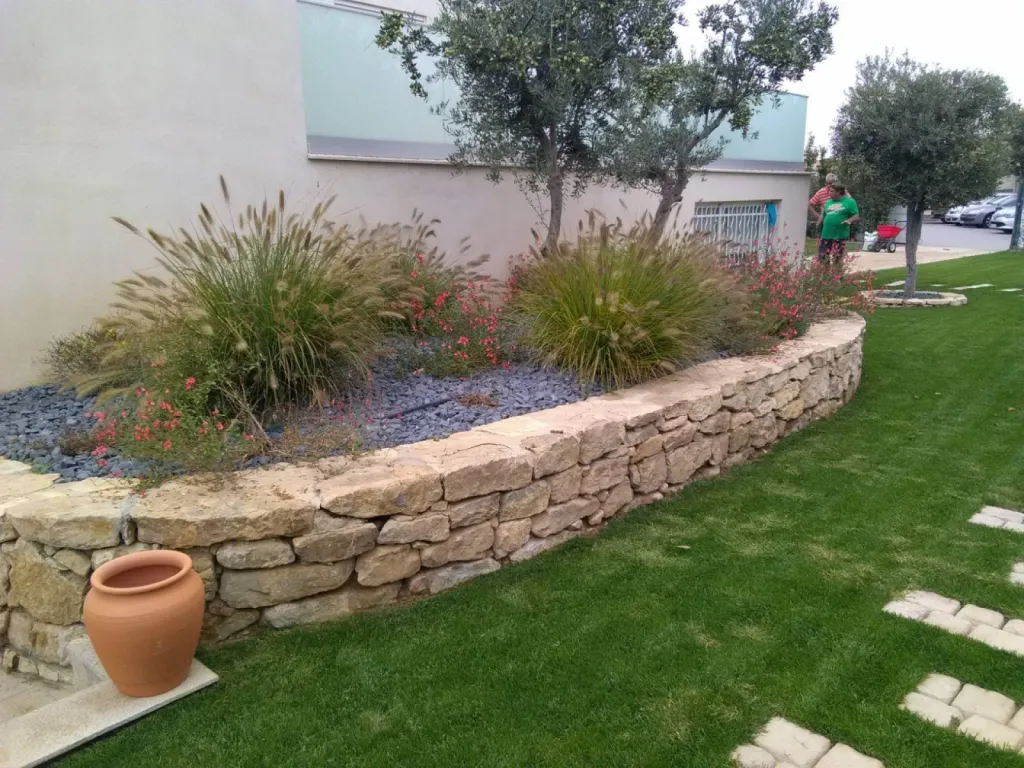 Aménagement d'un jardin devant une maison à Berre l'Etang avec un mélange de matériaux traditionnels et contemporains