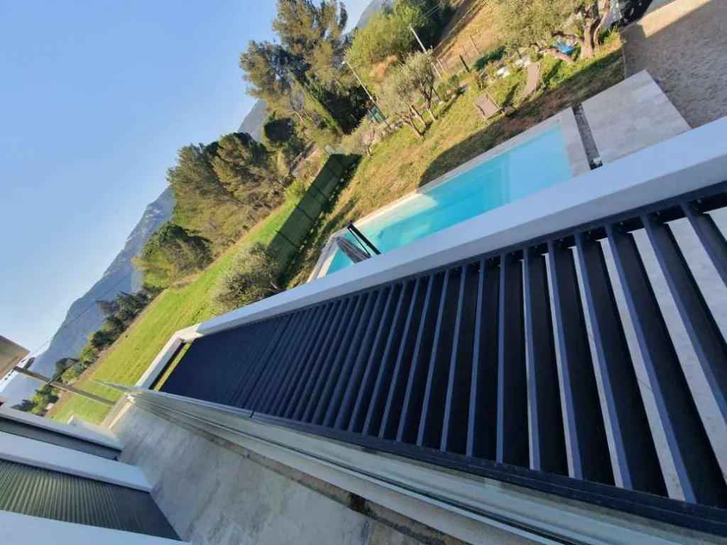 OMBRIERE PERGOLA FABRIQUEE SUR MESURE A LAMES AMOVIBLES ALUMINIUM PEINTURE THERMOLAQUEE  MARTIGUES 