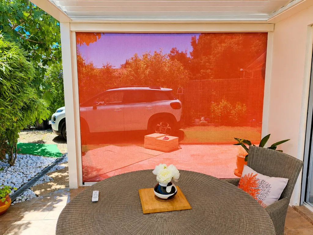 Protection solaire optimale grâce aux stores ZIP et aux lames orientables de la pergola.