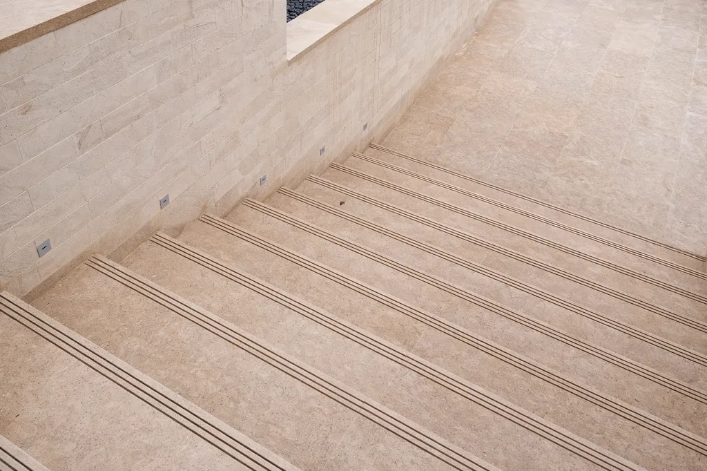 Escalier en pierre naturelle beige 