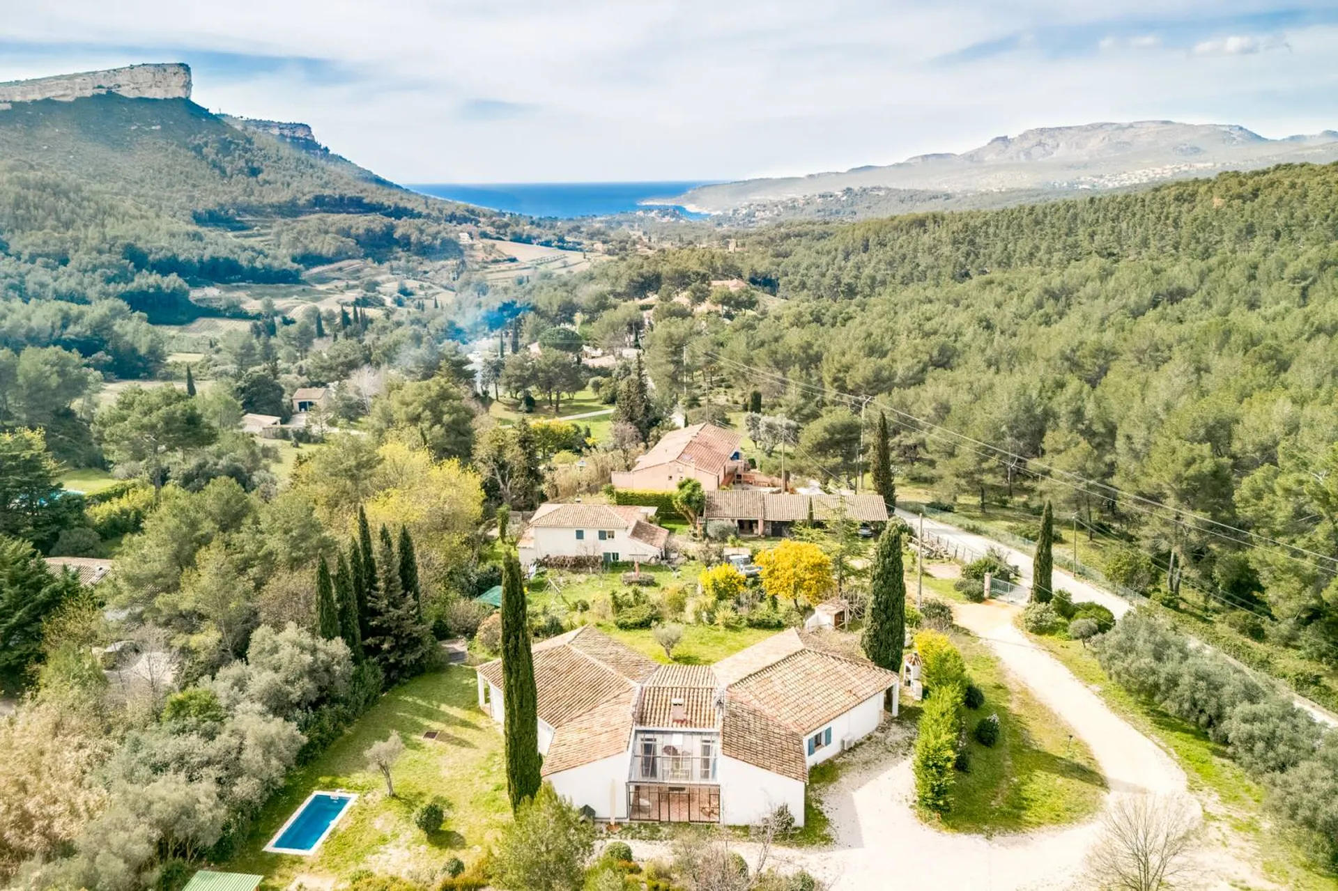 Cassis - Maison individuelle de plain-pied avec piscine dans secteur campagne au calme   