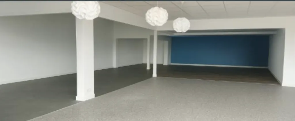 MONDEVILLE - A LOUER Locaux commerciaux de 223 m² idéal pour des activités commerciales, artisanales ou de services.