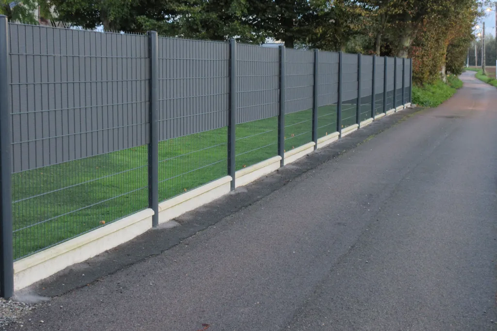 Installation de Clôture PVC occultante, Panneaux rigides avec lattes de protection et Brise-vue à Lisieux dans le Calvados 14 et ses Alentours
