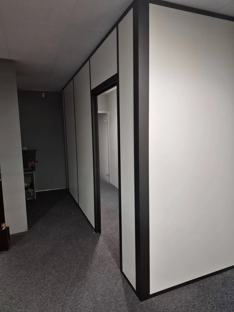 Aménagement d'un open-space avec cloisons amovibles pleines à Nîmes