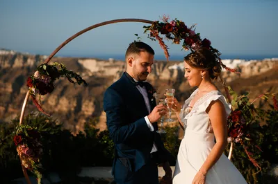 Organisez votre cérémonie romantique sur une terrasse vue Caldera avec l’accompagnement d’une wedding planner professionnelle française à Santorin