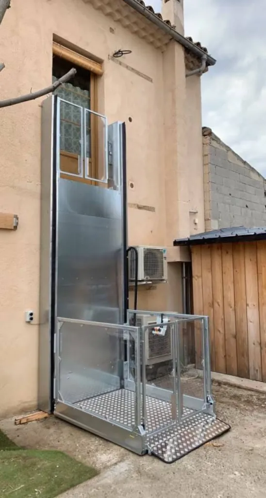 La plateforme verticale strategos avec sa nacelle d'une charge utile de 400 kg à Pertuis près d'Aix en Provence