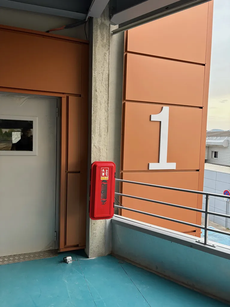 Installation d’extincteurs, bac à sable et plans d’évacuation pour un parking à Plan de Campagne – Les Pennes-Mirabeau