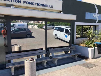 Pose de film anti vis-à-vis à Toulon 83000