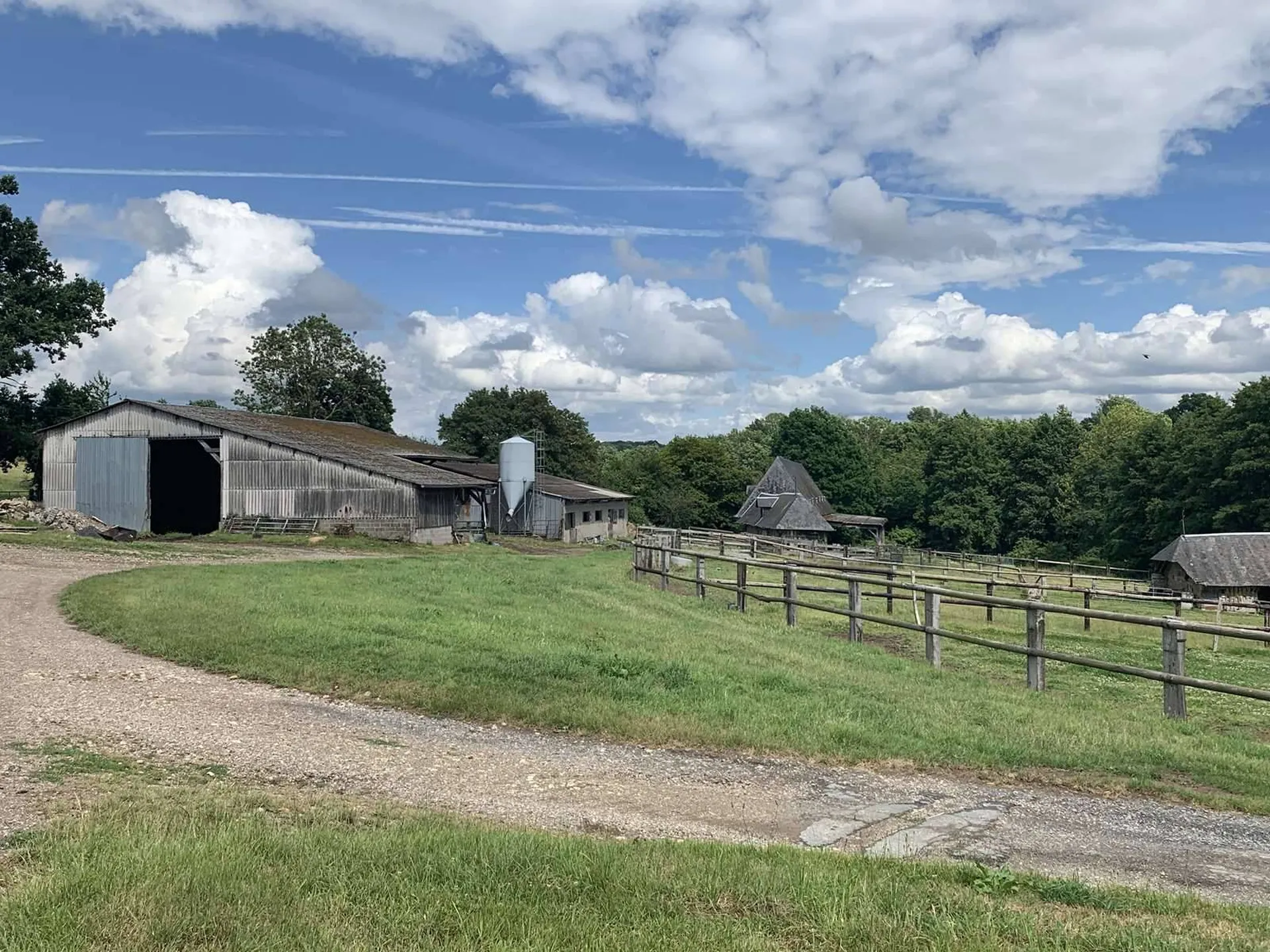 A vendre Propriété Normande et ses dépendances sur 22 hectares dans le secteur de Pont-L'Evêque 14130