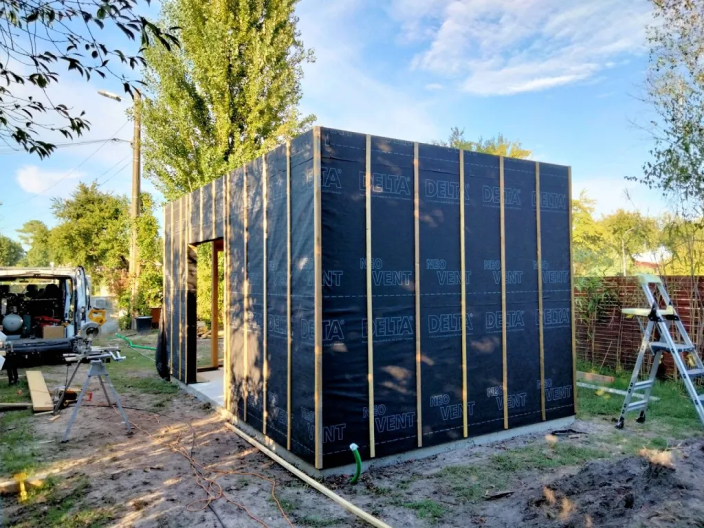 pare pluie mis en place sur l'ossature de l'extention bois  du teich 