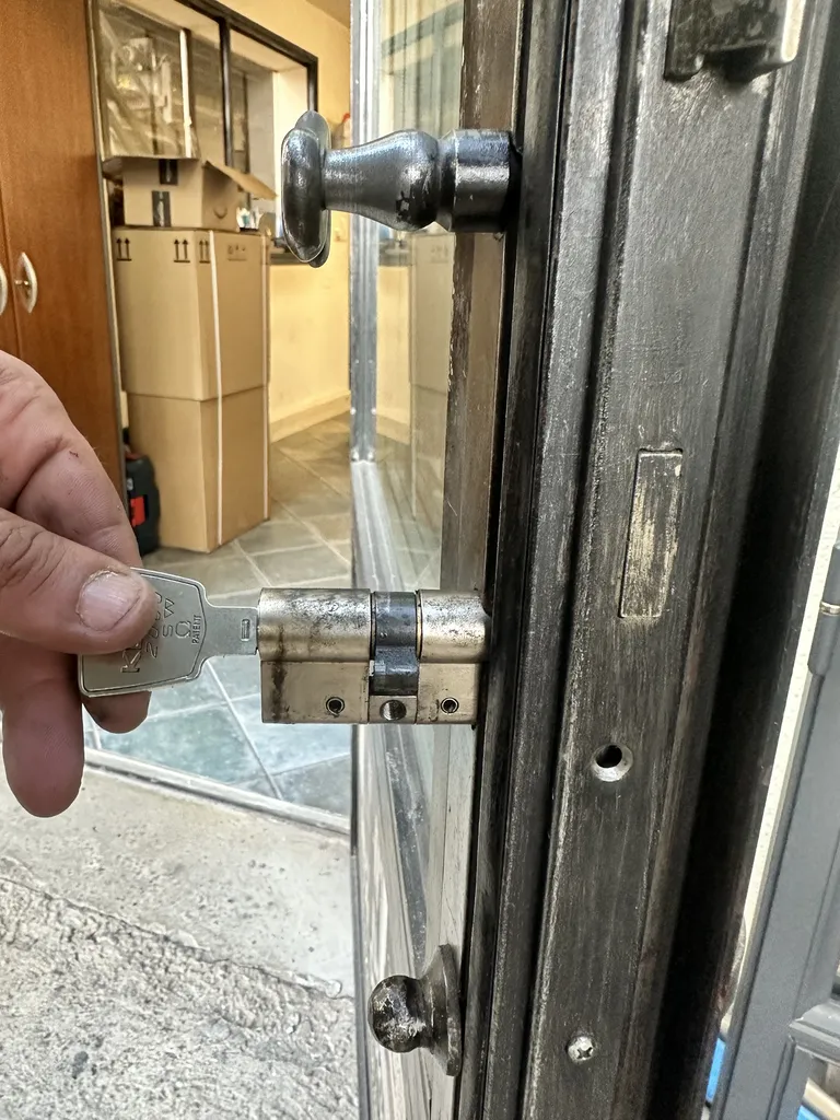 Changement de serrure suite emménagement ou vol de clé à Aix-en-Provence et le Pays d’Aix : intervention préventive pour garantir que vous êtes le seul à posséder l'accès