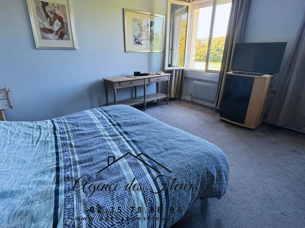 A vendre maison familiale de 243 m² édifiée sur un terrain de 749 m² sur la commune de MONTFORT SUR RISLE 27 290