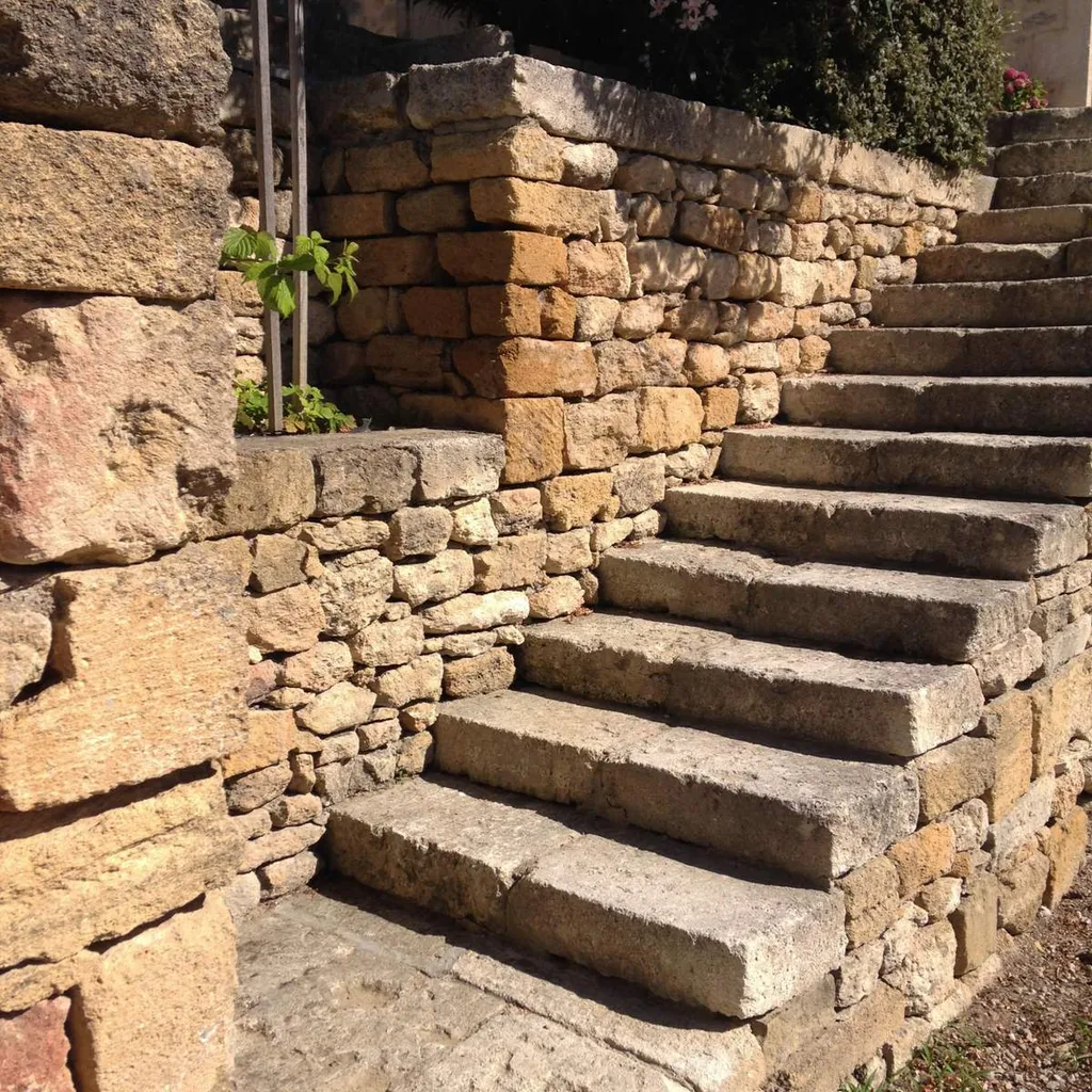 Aménagements extérieurs à proximité de Saint-Rémy-de-Provence-Escalier extérieur en pierre
