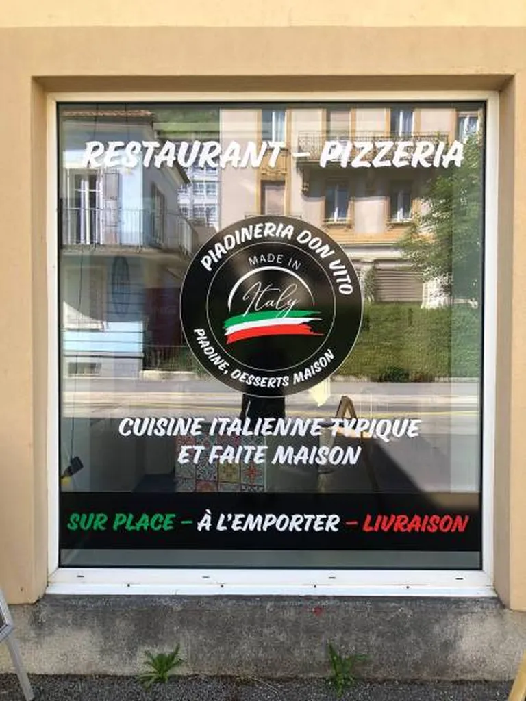 Signalétique professionnelle sur vitrines à Môtiers : solution durable pour commerces et entreprises locales