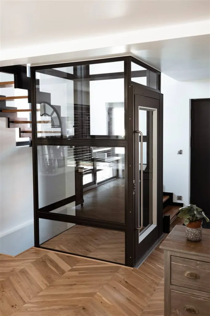 optez pour la transparence 4 faces vitrées pour un ascenseur de maison intérieur sur Marseille