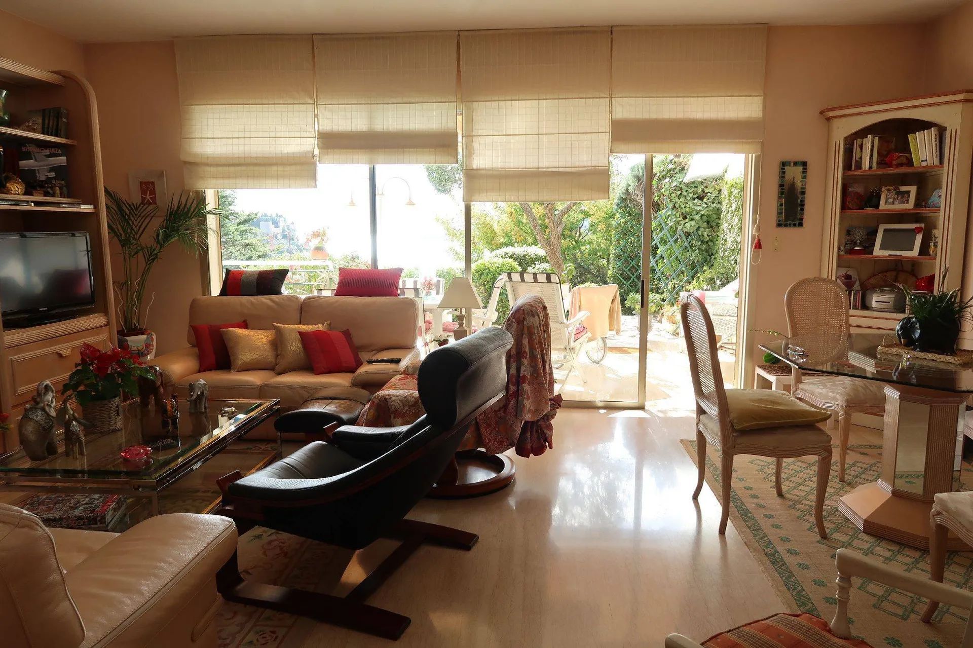 Salon appartement a vendre a cassis spacieux avec vue sur espace vert , lumineux 