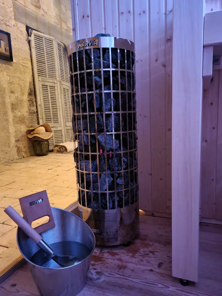 Pose et installation intérieur sauna traditionnel avec vitrage d’angle avec poêle Harvia, 6 personnes à Saint Laurent la Vernède proche Saint Quentin la Poterie et Moussac