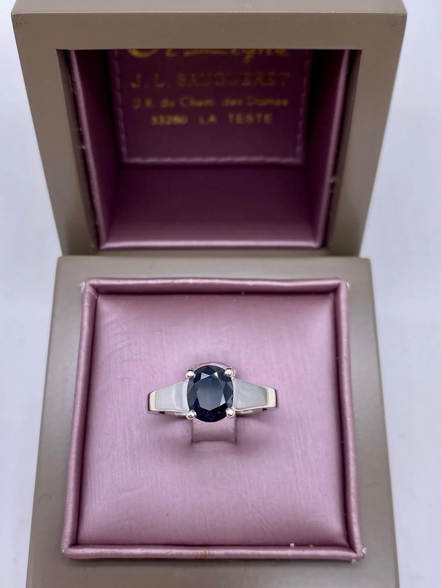 Acheter en ligne une bague de fiançailles en or blanc 750/1000ème et saphir bleu à petit prix grâce à la bijouterie Or Ligne à La Teste en Gironde