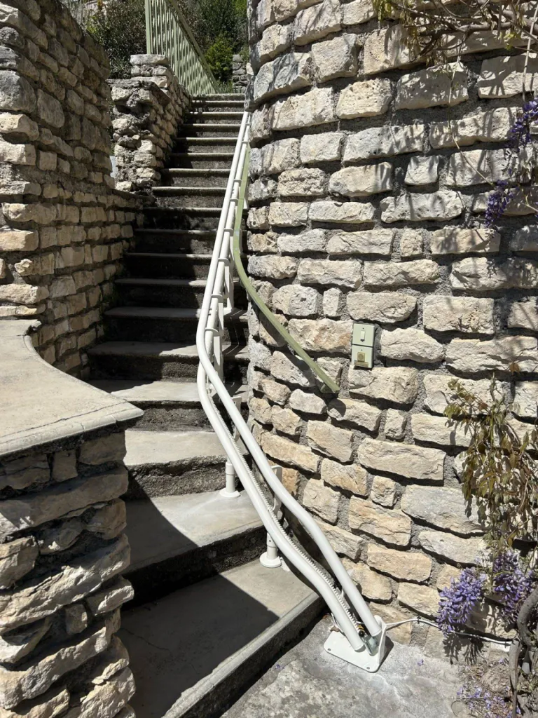 Un départ compact préservant la glycine pour ce fauteuil monte escalier OTOLIFT TWO à Forcalquier