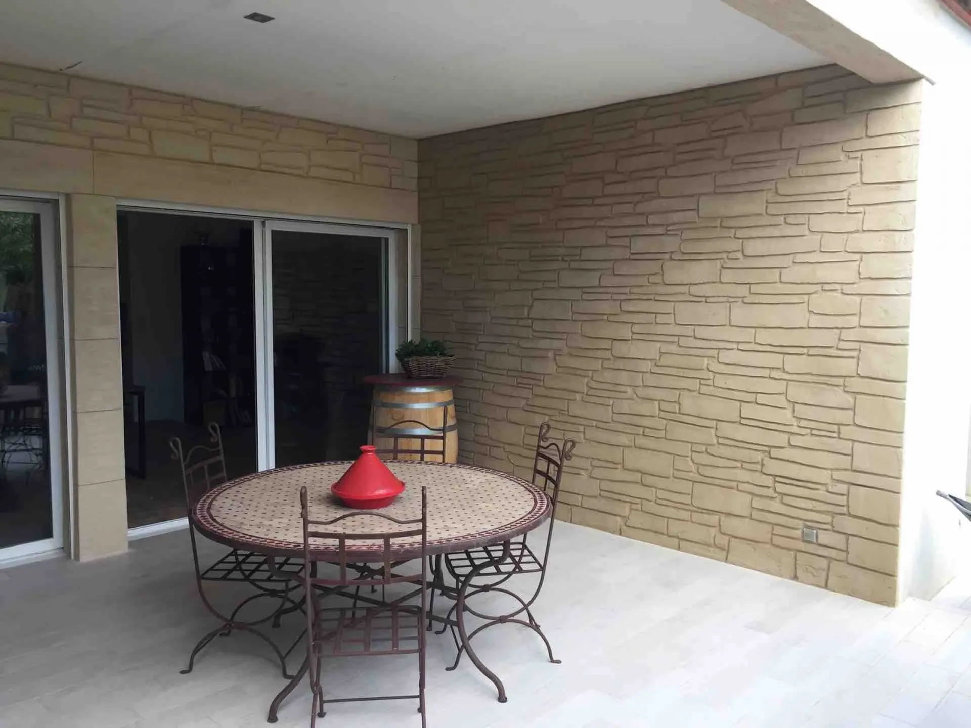 Décoration des façades autour d’une terrasse à Béziers dans l’Hérault