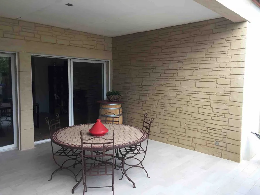 Décoration des façades autour d’une terrasse à Béziers dans l’Hérault