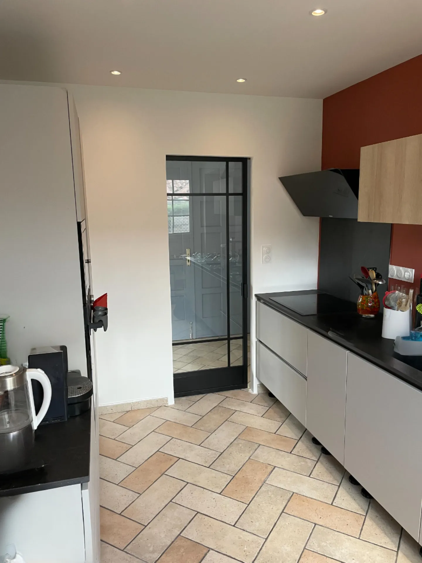 Cuisine rénovée à Châtillon-sur-Chalaronne dans l’Ain (01), avec nouvel agencement moderne et équipements intégrés pour un espace plus fonctionnel et convivial.